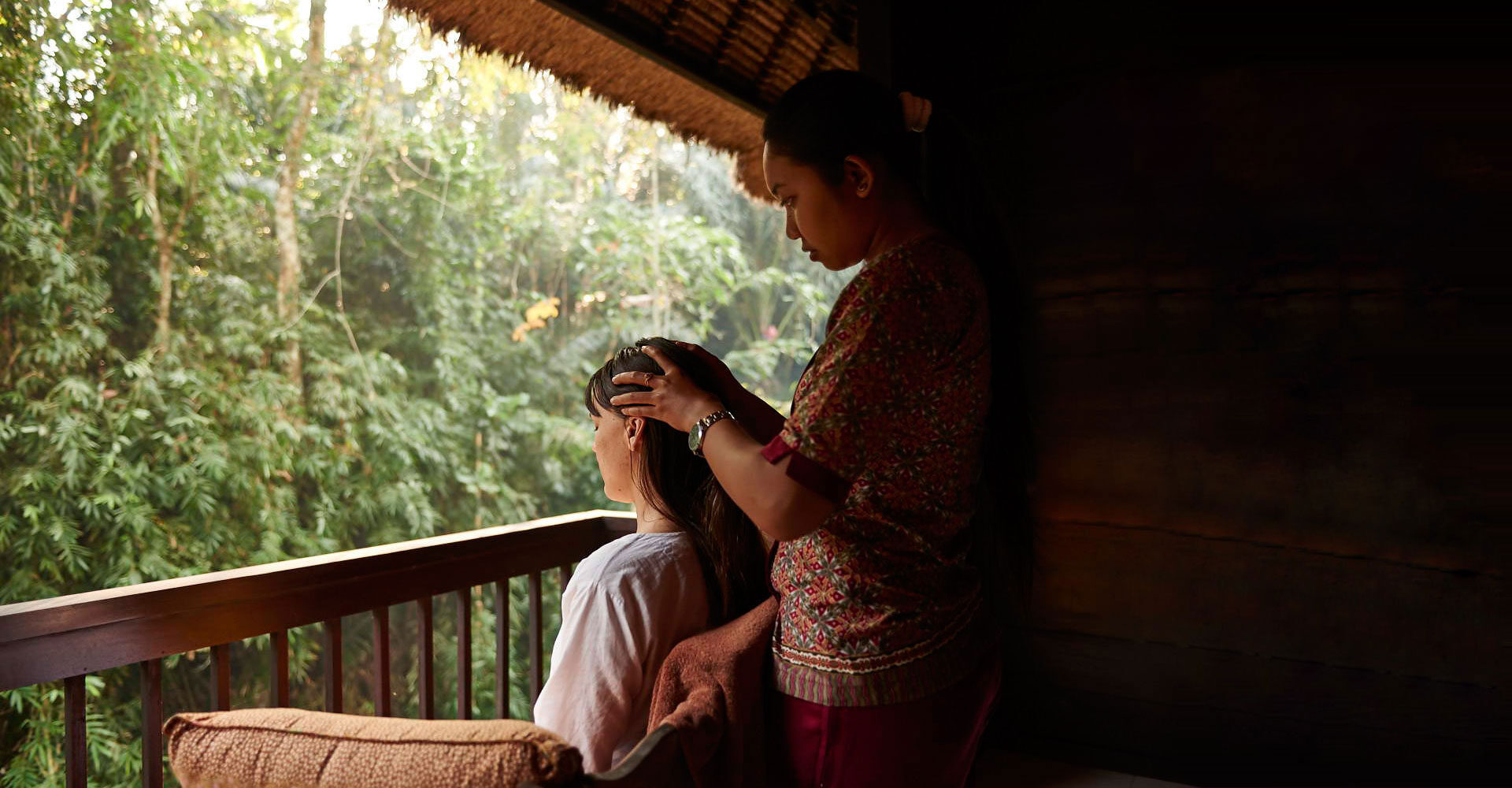 Relaxing head massage as part of Sukavati's specialist healing programs.